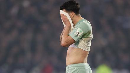 Anthony Jung kann es nicht fassen, er ist mit Werder Bremen an einem Drittligisten im Pokal gescheitert.