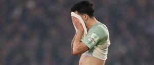 Anthony Jung kann es nicht fassen, er ist mit Werder Bremen an einem Drittligisten im Pokal gescheitert.