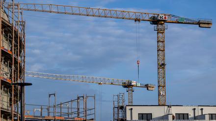 In Berlin wird infolge der hohen Baukosten zu wenig gebaut. Das spüren auch die Mieter von landeseigenen oder genossenschaftlichen Wohnungen.