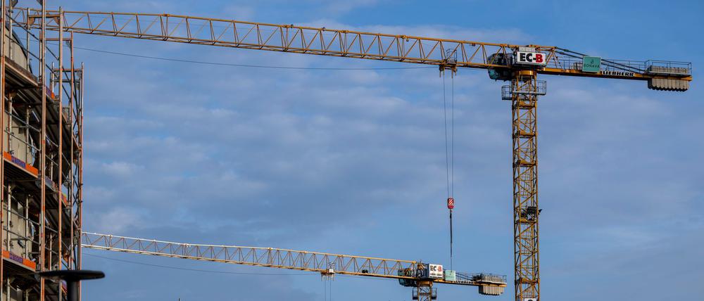 In Berlin wird infolge der hohen Baukosten zu wenig gebaut. Das spüren auch die Mieter von landeseigenen oder genossenschaftlichen Wohnungen.