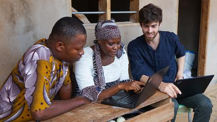 Aimo Hindriks, gemeinsam mit Ramatou G. & Charif A. von der Partner-Organisation Afrotopia Togo.