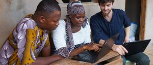 Aimo Hindriks, gemeinsam mit Ramatou G. & Charif A. von der Partner-Organisation Afrotopia Togo.