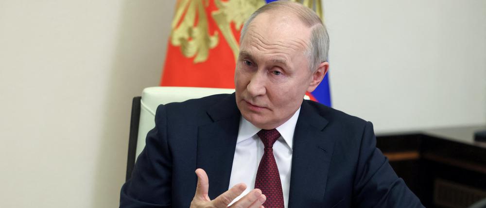 Der russische Präsident Wladimir Putin spricht mit dem Kreml-Korrespondenten des staatlichen Fernsehens, Pawel Zarubin, in seiner Residenz außerhalb von Moskau.