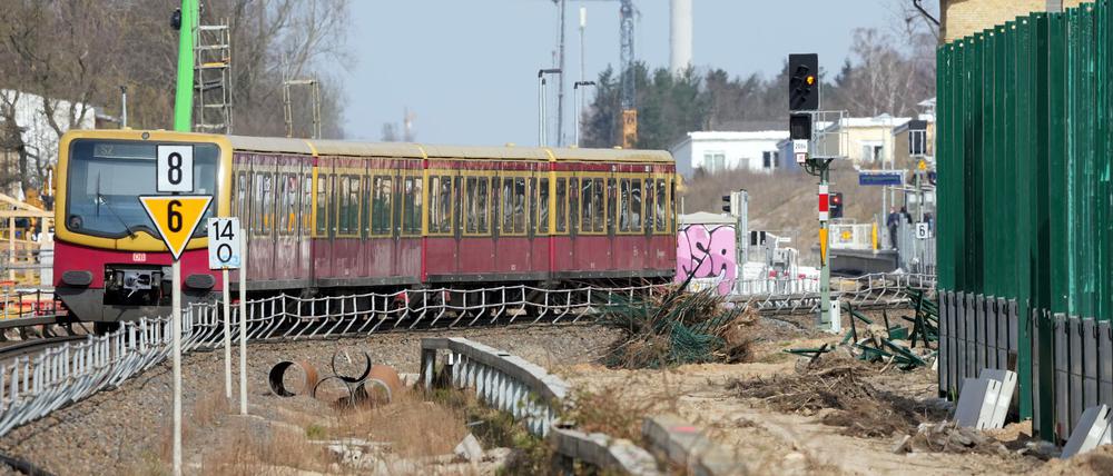 An der Dresdner Bahn wird seit Jahren gebaut - Ende dieses Jahres soll sie fertig sein. (Archivbild)