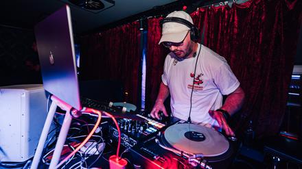 Ein DJ legt in einem Club auf.