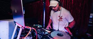 Ein DJ legt in einem Club auf.