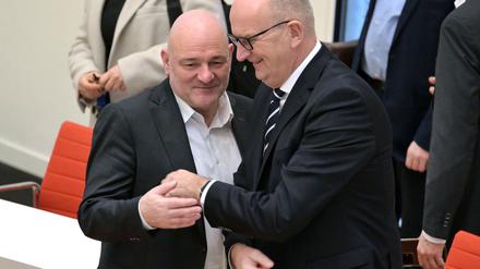 Die Brandenburger SPD/BSW-Koalition ist nach Ansicht von Ministerpräsident Dietmar Woidke (SPD) (rechts) ungeachtet der Bundestagswahl stabil. (Archivbild)