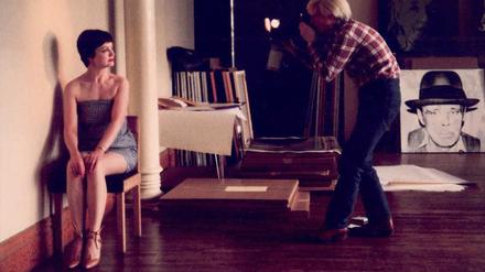 Andy Warhol fotografiert Erika Hoffmann für ein Porträt in seinem Atelier in New York.