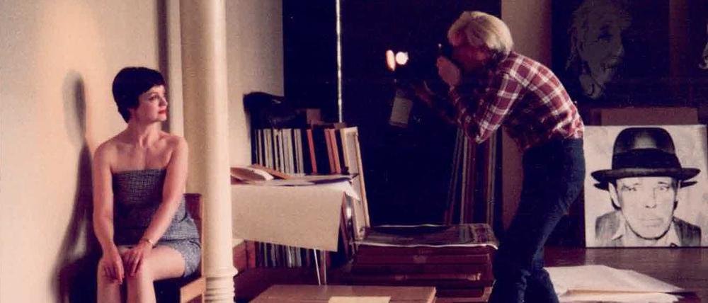 Andy Warhol fotografiert Erika Hoffmann für ein Porträt in seinem Atelier in New York.