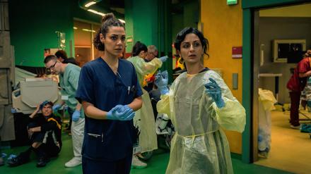Haley Louise Jones (l) als Zanna Parker und Safak Sengül als Emina in Folge 8 der ersten Staffel „KRANK Berlin“.