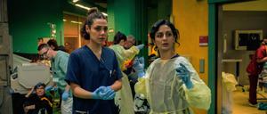 Haley Louise Jones (l) als Zanna Parker und Safak Sengül als Emina in Folge 8 der ersten Staffel „KRANK Berlin“.