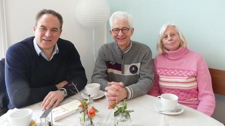 Jens Drubel, Tom Schaak und Silvia Schaak vom Verein care4democracy aus Falkensee.
