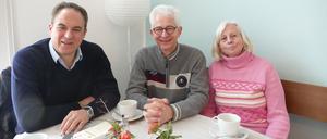 Jens Drubel, Tom Schaak und Silvia Schaak vom Verein care4democracy aus Falkensee.