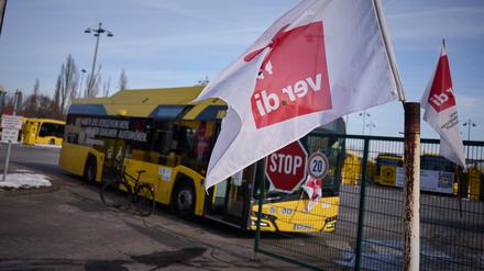 Berlin, Eindrücke vom BVG Streik Der bestreikte BVG Busbetriebshof Indira-Gandhi-Straße im Rahmen des zweitägigen BVG Streiks am 20.02.2025 in Berlin. Berlin Berlin Deutschland *** Berlin, Impressions of the BVG strike The BVG bus depot Indira Gandhi Straße on strike as part of the two-day BVG strike on 20 02 2025 in Berlin Berlin Berlin Germany