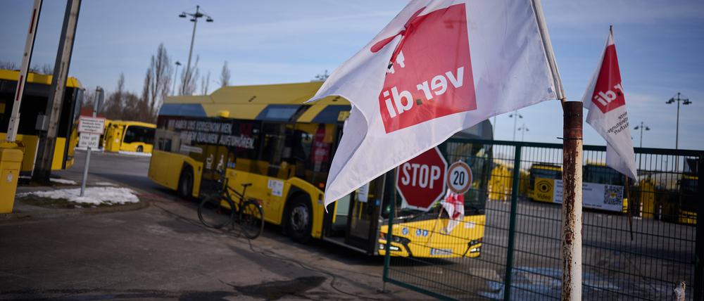 Berlin, Eindrücke vom BVG Streik Der bestreikte BVG Busbetriebshof Indira-Gandhi-Straße im Rahmen des zweitägigen BVG Streiks am 20.02.2025 in Berlin. Berlin Berlin Deutschland *** Berlin, Impressions of the BVG strike The BVG bus depot Indira Gandhi Straße on strike as part of the two-day BVG strike on 20 02 2025 in Berlin Berlin Berlin Germany