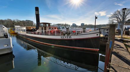 Dampfschiff "Gustav" Potsdam. Der dampfbetriebene Schlepper Gustav wurde 1908 von der Werft der Gebr. Wiemann in Brandenburg an der Havel gebaut. Nach Umbauten 1976 und einem vollständigen Wiederaufbau 2000/2001 diente er der Weißen Flotte Potsdam als Ausflugsschiff. Nach fünfjähriger Pause wird das Traditionsschiff mit neuem Eigner wieder ab April für Ausflüge auf der Havel genutzt werden.