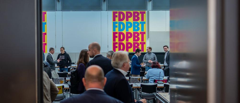 Die Abgeordneten beim Eintreffen zur wohl letzten Sitzung der aus dem Bundestag geflogenen FDP.