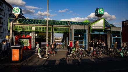 Menschen laufen vor dem Bahnhof Hermannstraße in Berlin-Neukölln.