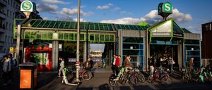 Menschen laufen vor dem Bahnhof Hermannstraße in Berlin-Neukölln.