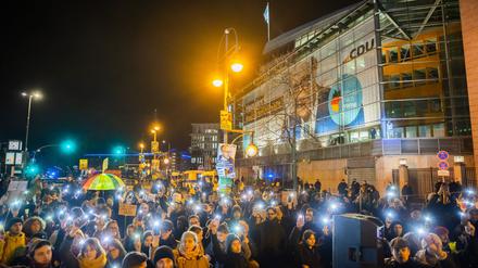 In mehreren Städten demonstrierten Tausende gegen eine Bundestagsabstimmung der Union mit der AfD. (Archivbild)