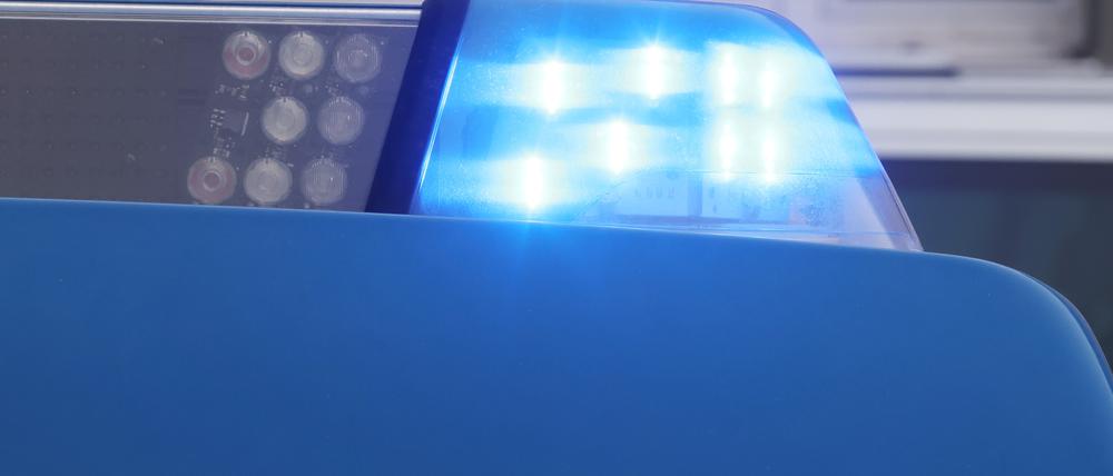 Das blinkende Blaulicht an einem Dienstauto der Polizei.