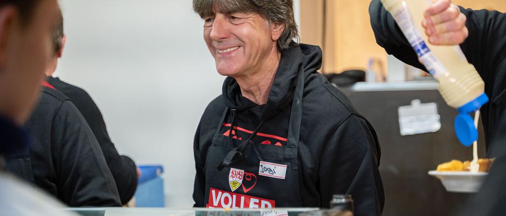 Ex-Bundestrainer Löw gab in der Stuttgarter Vesperkirche Essen aus.