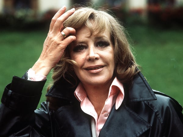 Hildegard Knef erholt sich im Juli 1973 nach einem längeren Klinikaufenthalt in Strobl am Wolfgangsee in Österreich. Als «Sünderin» im gleichnamigen Film zu Beginn der prüden 50-er Jahre schlagartig berühmt geworden, konnte «die Knef» auf ein turbulentes Leben mit Höhen und Tiefen zurückblicken. Ein Leben wie auf einer Achterbahn zwischen Berlin und Hollywood, Babelsberg und dem Broadway, mit mindestens drei Karrieren als Schauspielerin, als Chansonsängerin und Bestsellerautorin - «Der geschenkte Gaul» verkaufte sich millionenfach in aller Welt. Der Todestag der Schauspielerin und Sängerin jährt sich am 01.02.2022 zum zwanzigsten Mal. (zu dpa: «Anderthalb Frauen - Vor 20 Jahren starb Hildegard Knef») +++ dpa-Bildfunk +++