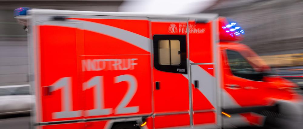 Ein Rettungswagen fährt mit Blaulicht zum Einsatz. 