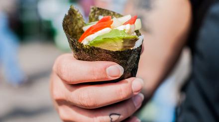 Algen-Wrap mit verschiedenem Gemüse