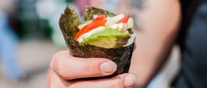 Algen-Wrap mit verschiedenem Gemüse