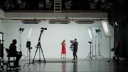 Wer bei Film und Fernsehen arbeitet, hat an Drehtagen viel zu tun. Zwischen den Produktionen gibt es jedoch für viele Filmschaffende kein regelmäßiges Einkommen.