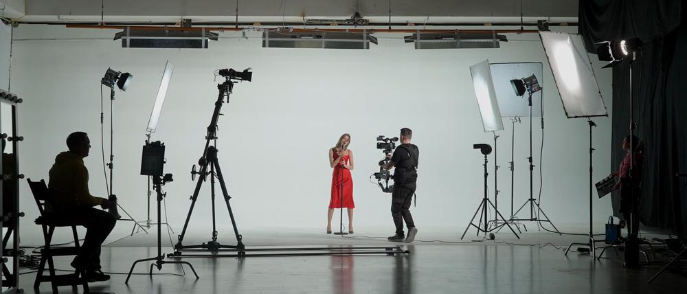 Wer bei Film und Fernsehen arbeitet, hat an Drehtagen viel zu tun. Zwischen den Produktionen gibt es jedoch für viele Filmschaffende kein regelmäßiges Einkommen.