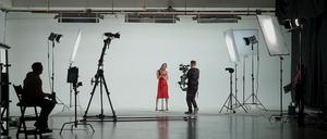 Wer bei Film und Fernsehen arbeitet, hat an Drehtagen viel zu tun. Zwischen den Produktionen gibt es jedoch für viele Filmschaffende kein regelmäßiges Einkommen.