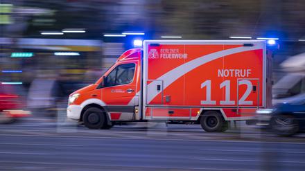 Ein Rettungswagen der Berliner Feuerwehr fährt mit Blaulicht zum Einsatz.