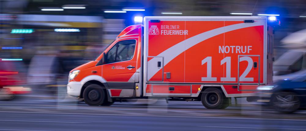 Ein Rettungswagen der Berliner Feuerwehr fährt mit Blaulicht zum Einsatz.