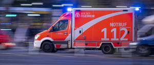 Ein Rettungswagen der Berliner Feuerwehr fährt mit Blaulicht zum Einsatz.