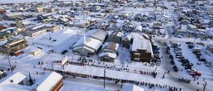 Die Stadt Nome, Alaska, aufgenommen während des Iditarod Trail Sled Dog Race.