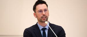 Der Brandenburger AfD-Landtagsabgeordnete Dennis Hohloch kritisiert die Verkleinerung der Kontrollkommission für den Verfassungsschutz.