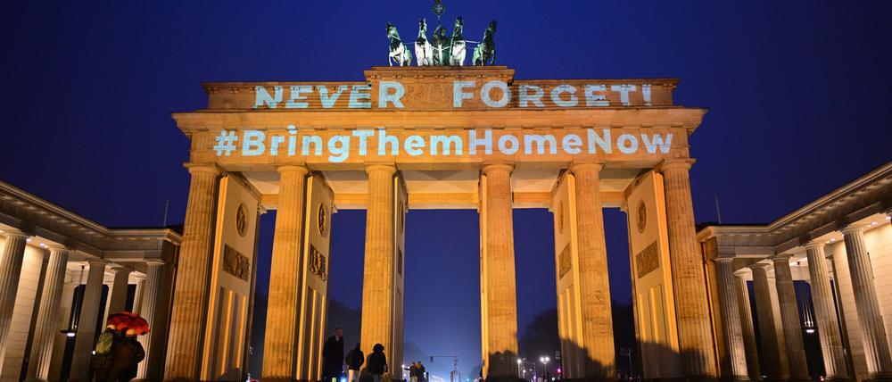 Das Brandenburger Tor wurde als Zeichen der Solidarität mit israelischen Geiseln orange beleuchtet.