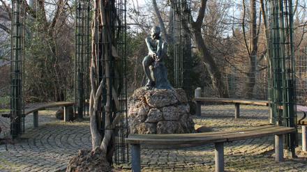 Bronze-Statue „Knabe mit Tintenfisch“ des Bildhauers Eduardo Rossi im Franckepark, Tempelhof-Schöneberg.