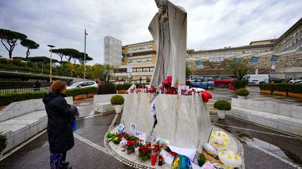 Papst Franziskus liegt seit Mitte des Monats im Gemelli-Krankenhaus, wo ein Denkmal an seinen Vorvorgänger Johannes Paul II. erinnert. 
