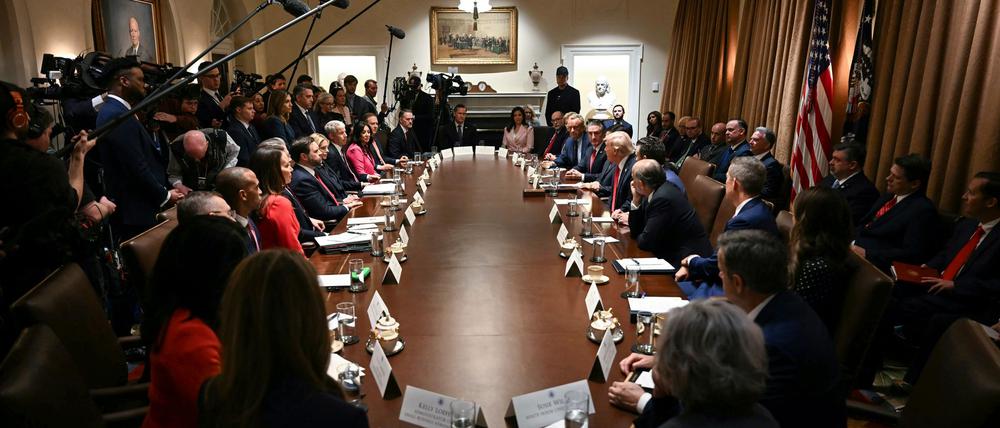 Präsident Donald Trump leitet seine erste Kabinettssitzung nach seiner Wiederwahl.