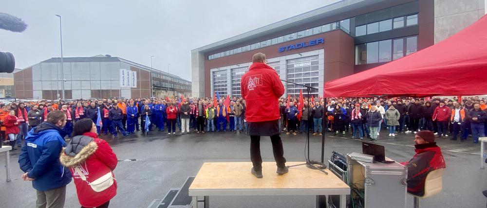 Die IG Metall Berlin will mit der Stadler Geschäftsführung über die geplanten Maßnahmen verhandeln. Heute treffen sich alle Mitglieder zur Abstimmung.