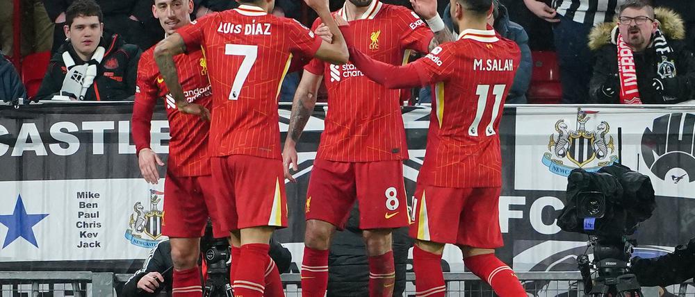 Liverpools Dominik Szoboszlai (M) feiert den ersten Treffer seiner Mannschaft.