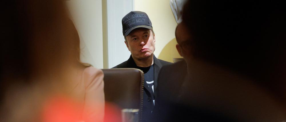Elon Musk beim ersten Kabinettstreffen der Trump-Regierung.