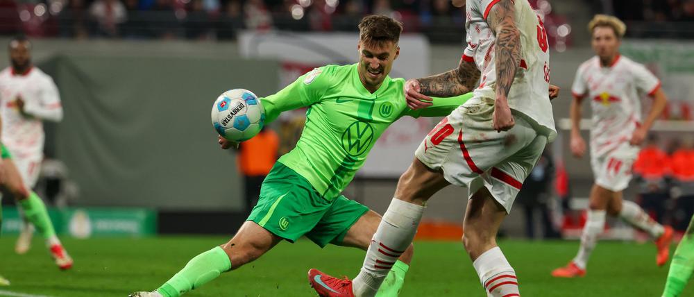 Wolfsburgs Kilian Fischer (l.) bekommt den Ball im Strafraum an die Hand.