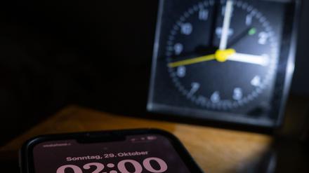 Viele ärgert es: Wieder einmal wird die Uhr umgestellt. (Symbolbild) 