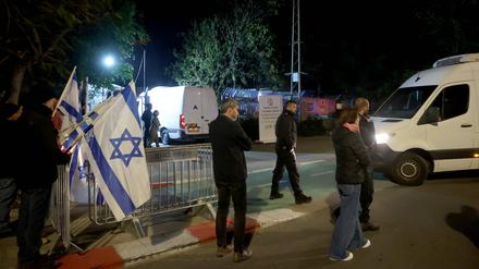 Ein Konvoi bringt die Leichen von vier israelischen Geiseln nach Tel Aviv.
