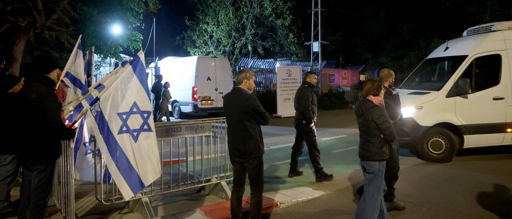 Ein Konvoi bringt die Leichen von vier israelischen Geiseln nach Tel Aviv.