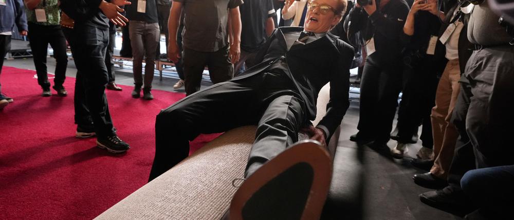 Conan O’Brien scherzt am roten Teppich
